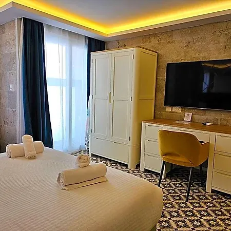 Balcony Hotel